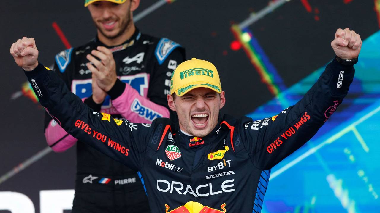 Max Verstappen jubelt auf dem Podium über seinen Sieg in der Formel 1.