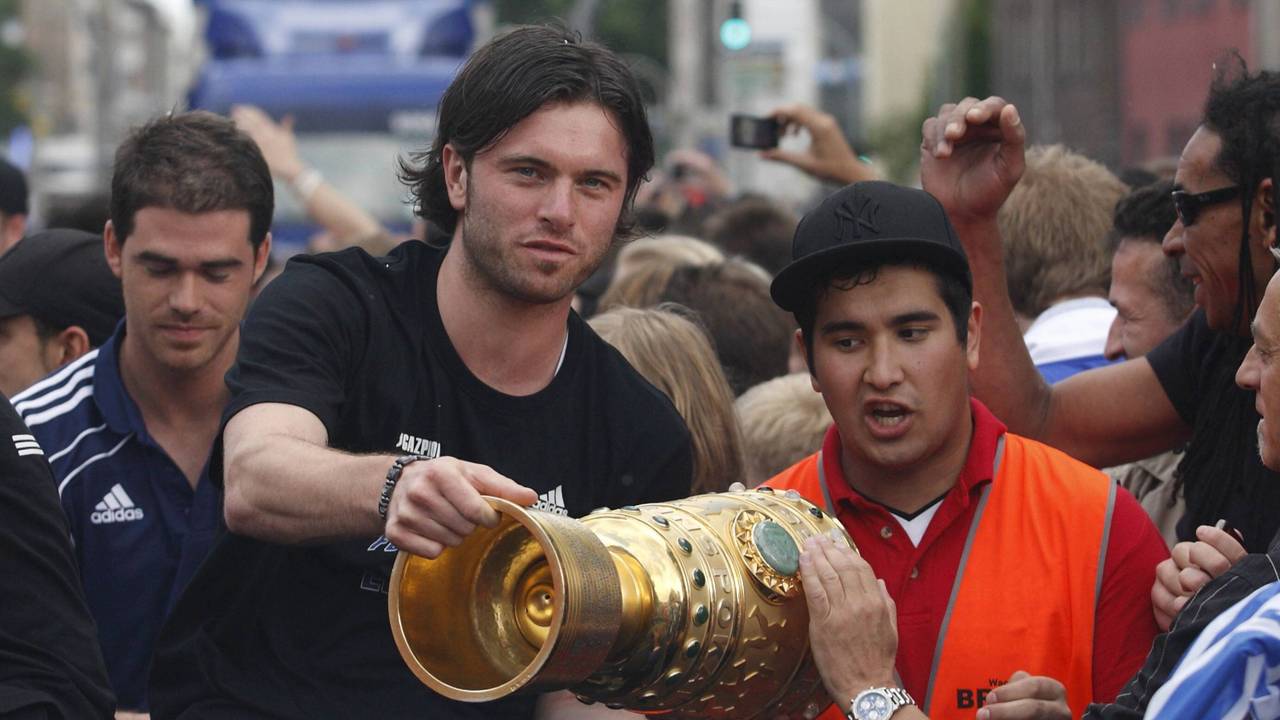 Tim Hoogland am 22. Mai 2011 bei der Titelfeier von Schalke 04 mit dem DFB-Pokal.