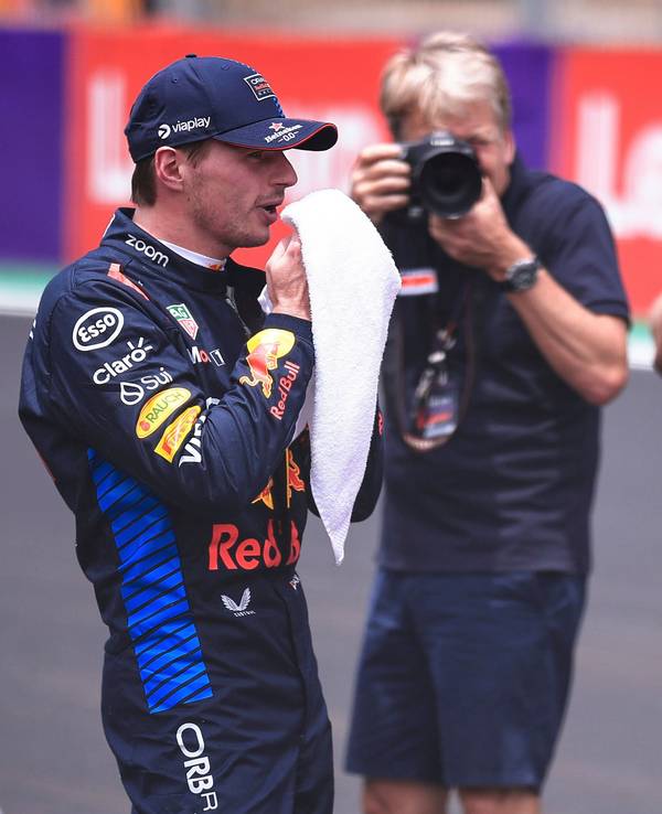 Max Verstappen (l.) und Lando Norris am Rande des Grand Prix der Formel 1 in Brasilien am 2. November 2024.