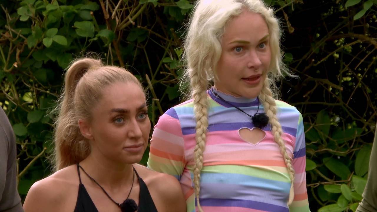 Die Teilnehmenden vom „Sommerhaus der Star“ beim Flaschen drehen.
