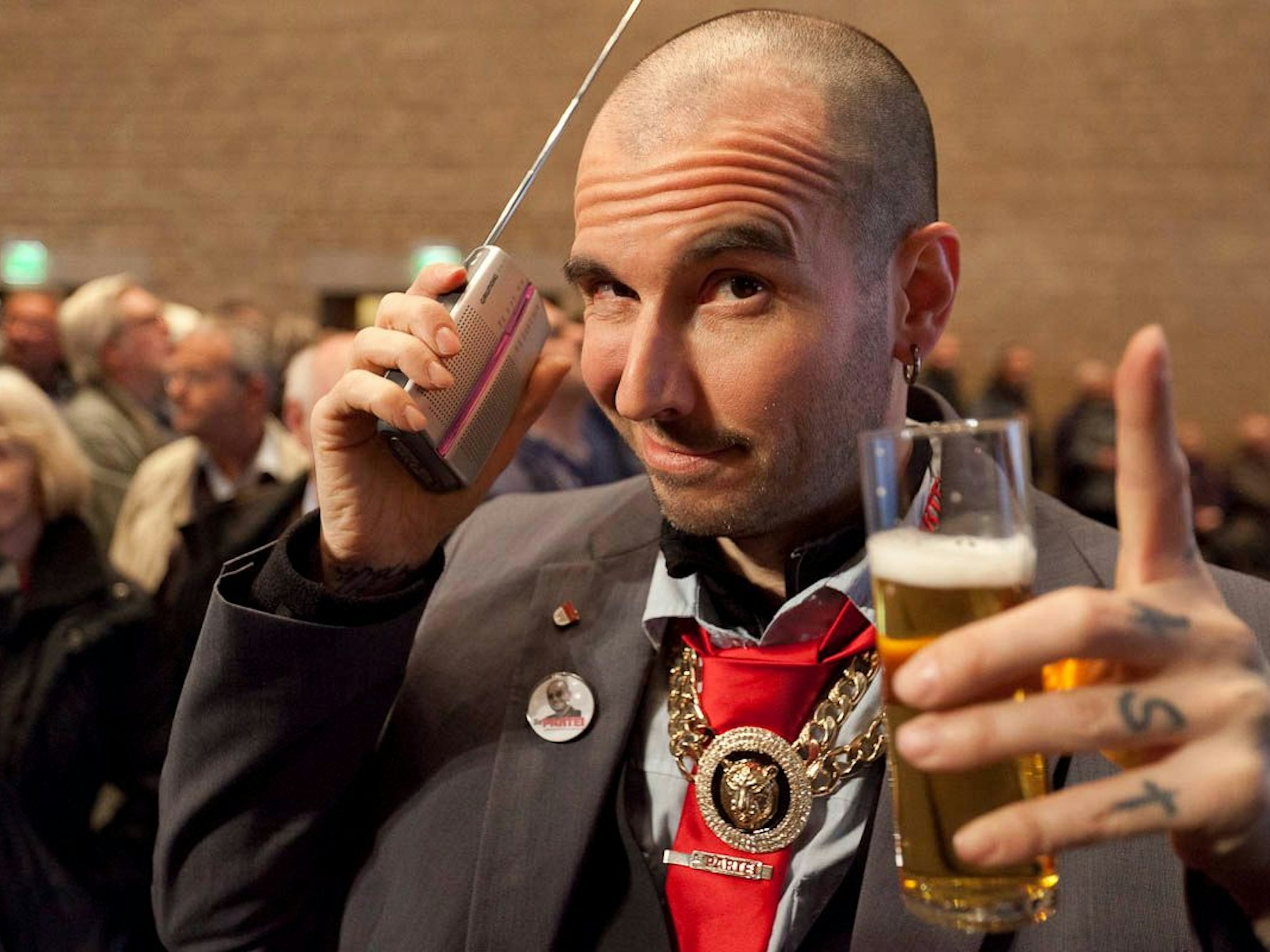 Dr. Mark Benecke beobachtet im historischen Rathaus mit 20 seiner Anhänger den Ausgang der Wahl.
