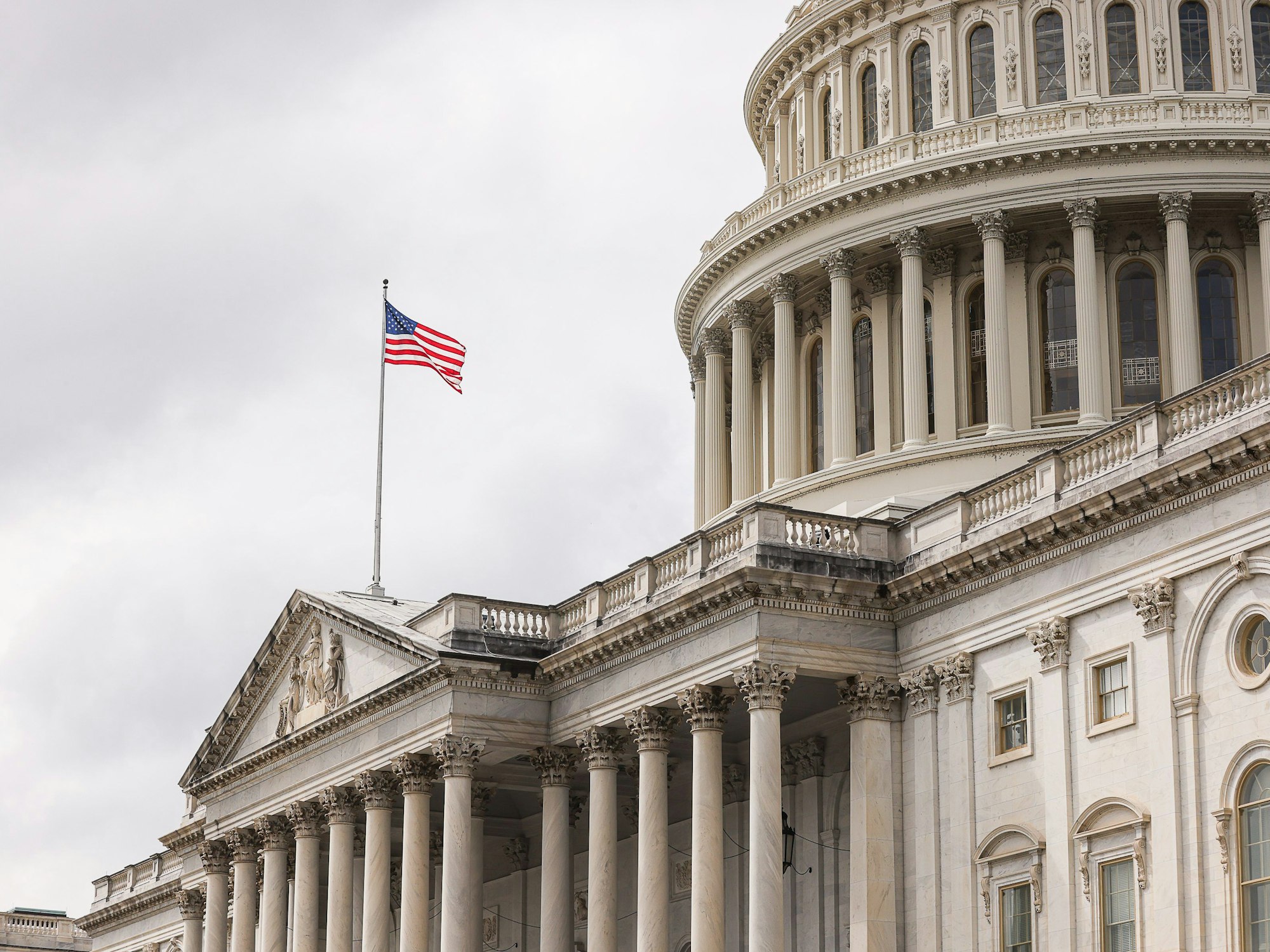 ARCHIV - 03.10.2024, USA, Washington: Die US-Flagge weht vor dem US-Kapitol. (zu dpa: «Benzingeruch: Mann am US-Kapitol festgenommen») Foto: Valerie Plesch/dpa +++ dpa-Bildfunk +++