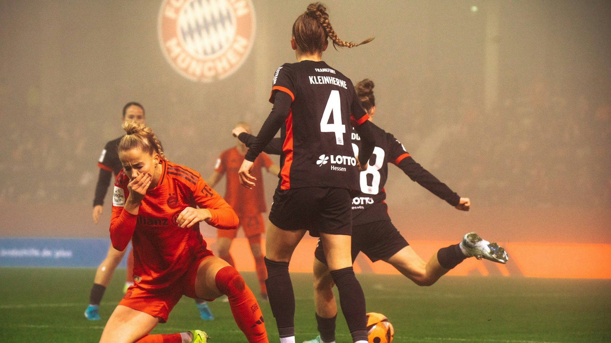 Giulia Gwinn (l.) hält sich nach dem schmerzhaften Einsatz von Sophia Kleinherne (r.) sofort die Hand vor den Mund.