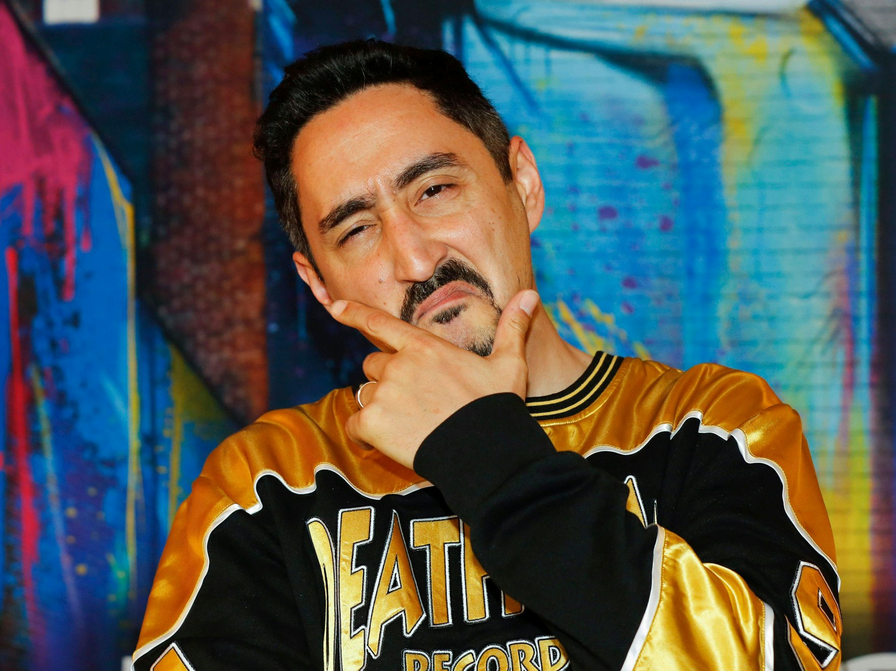 Eko Fresh posiert für die Fotografen.