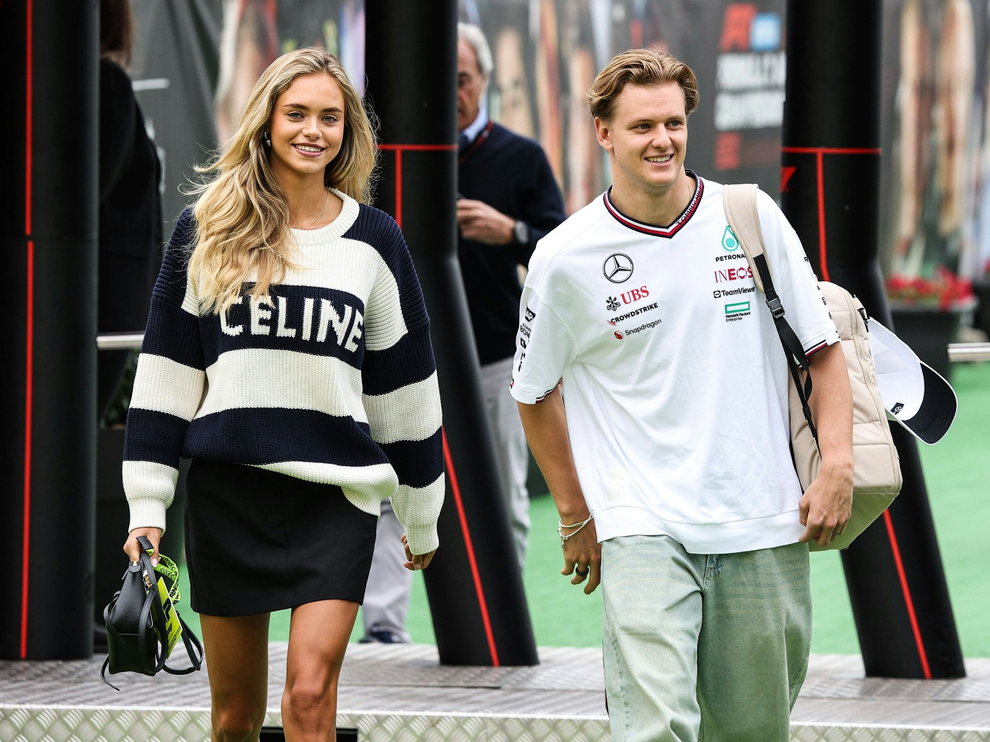 Laila Hasanovic und Mick Schumacher kommen in die Boxengasse.