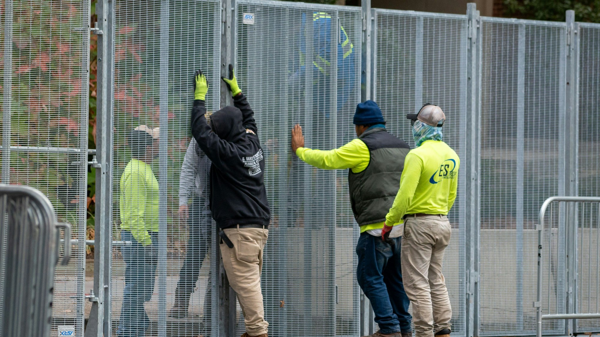Arbeiter stellen einen Zaun an der Howard University in Washington auf, wo die demokratischen Kandidaten Harris und Walz am Wahlabend auftreten werden.dpa