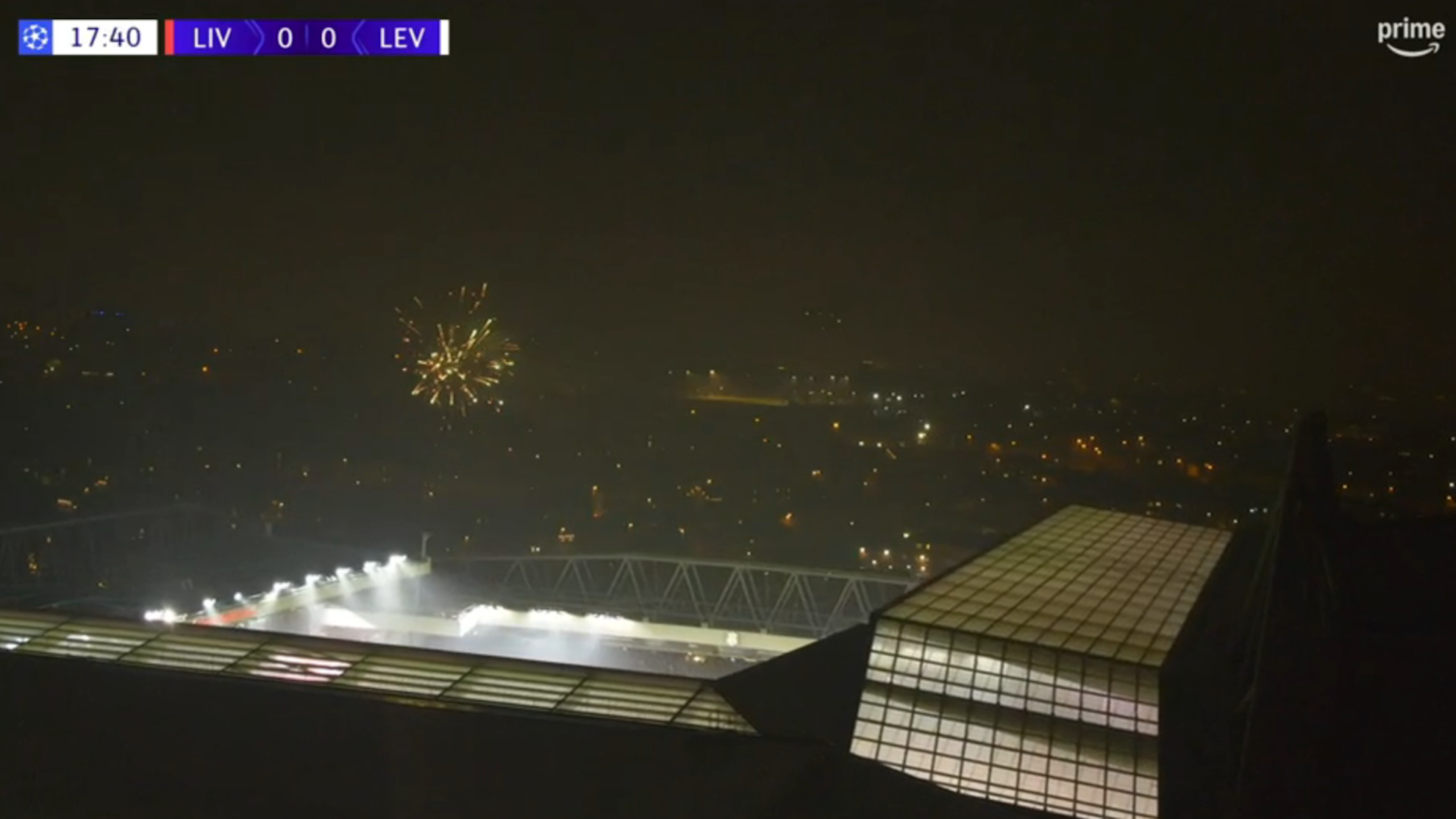 Eine Rakete an der Anfield Road während des Champions-League-Duells zwischen Bayer Leverkusen und dem FC Liverpool (5. November 2024).