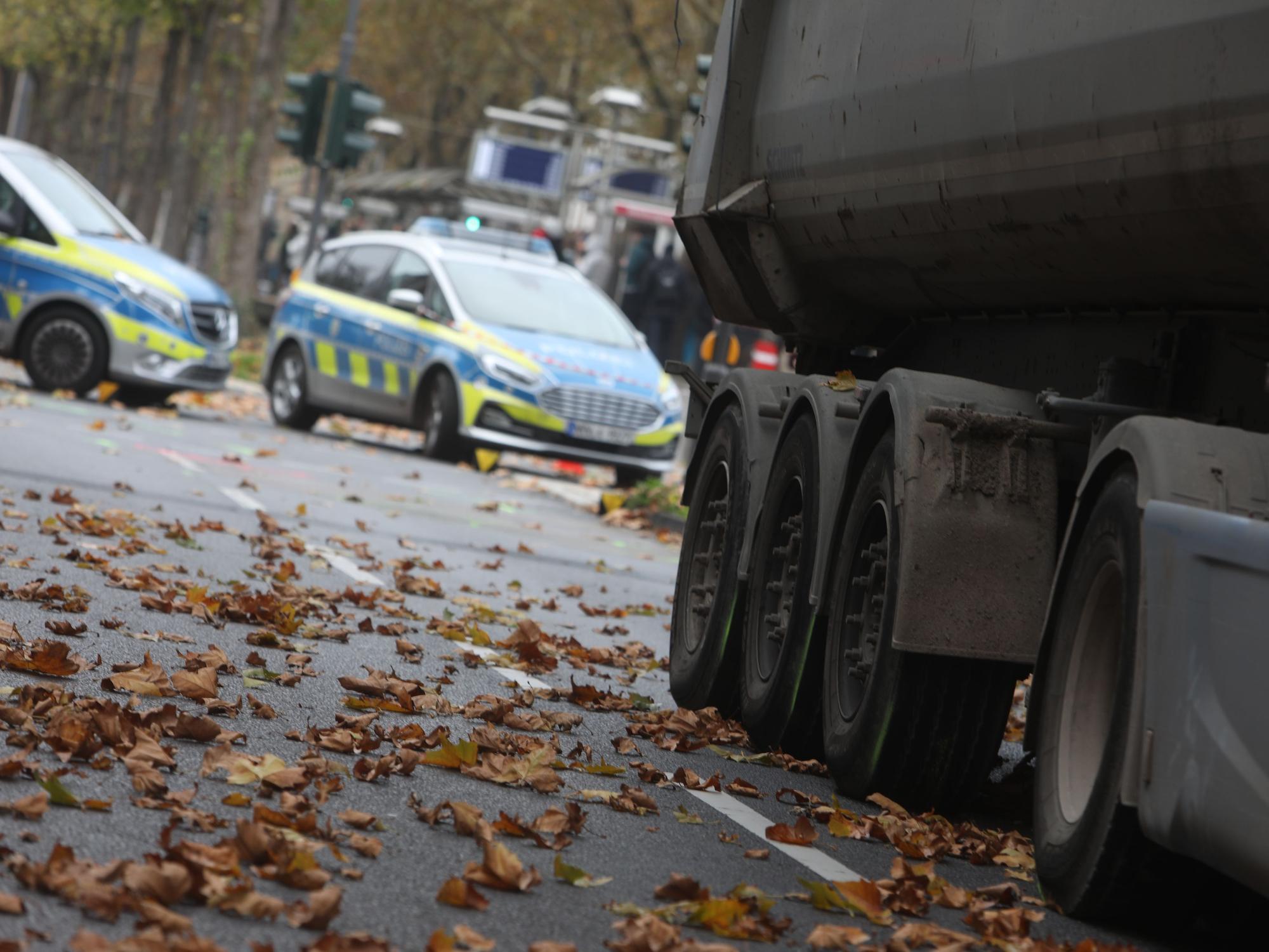 Polizeiwagen stehen bei einem Unfall in Köln-Sülz.