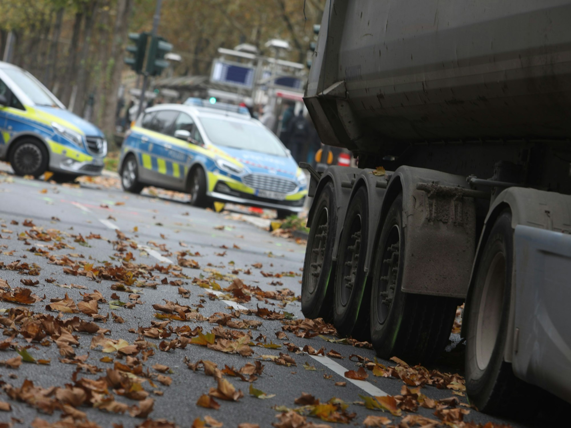 Polizeiwagen stehen bei einem Unfall in Köln-Sülz.