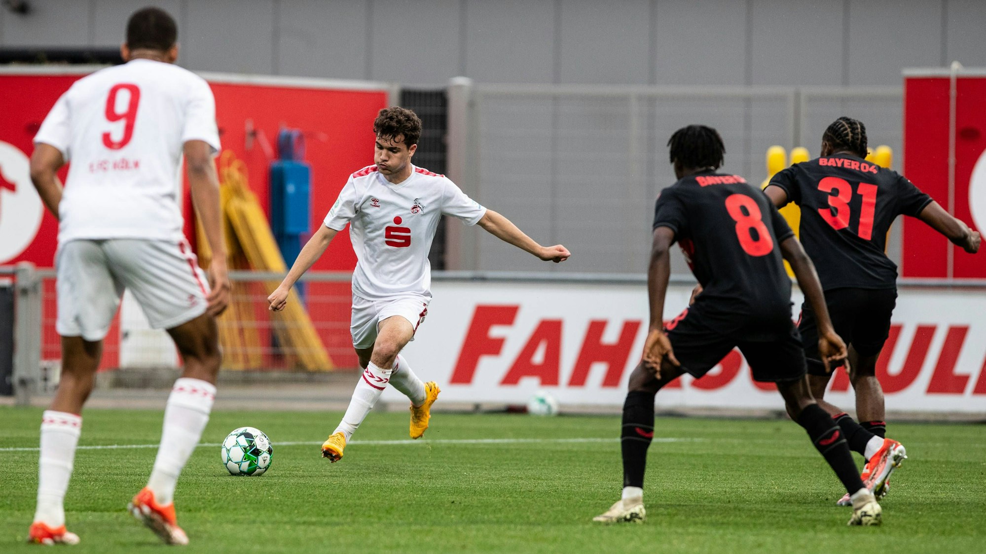 Etienne Borie bei einem Spiel der U19 des 1. FC Köln am Ball.