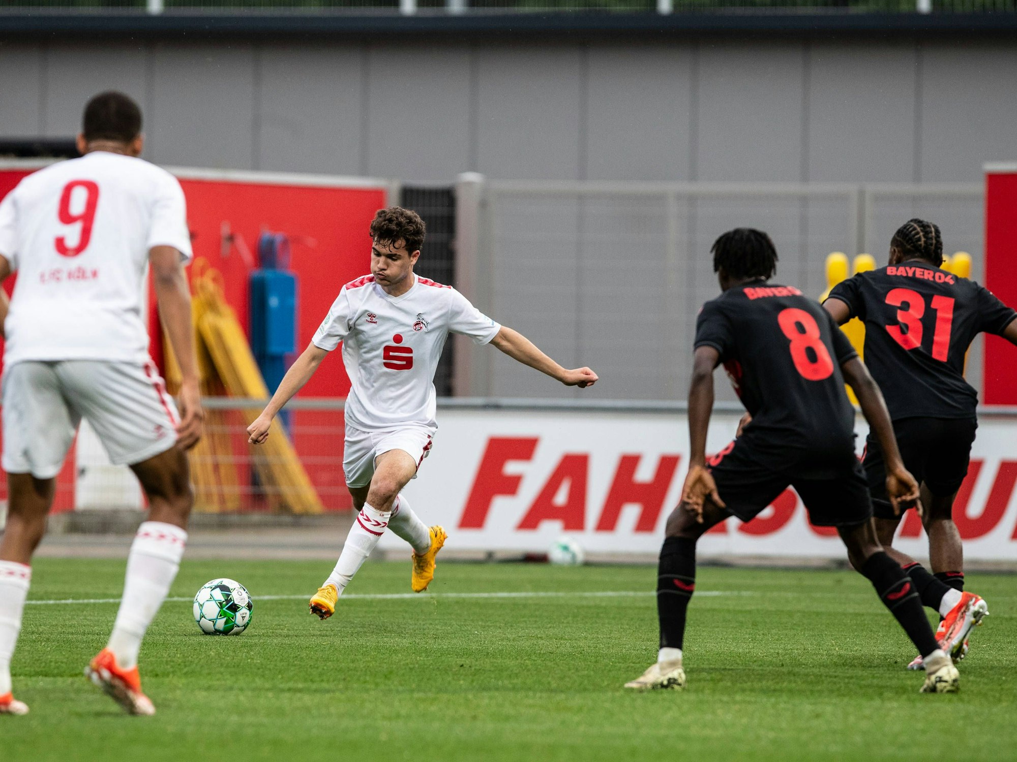 Etienne Borie (1. FC Köln) am Ball im Ulrich-Haberland-Stadion in Leverkusen.