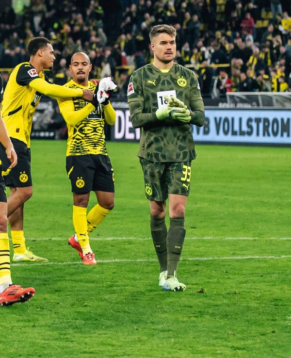 Die BVB-Profis Nico Schlotterbeck, Felix Nmecha, Donyell Malen, Alexander Meyer und Emre Can jubeln nach dem hart erkämpften 2:1-Sieg gegen RB Leipzig mit ihren Fans.