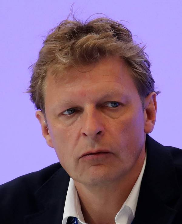 Youri Mulder bei der Mitgliederversammlung von Schalke 04 auf der Bühne.