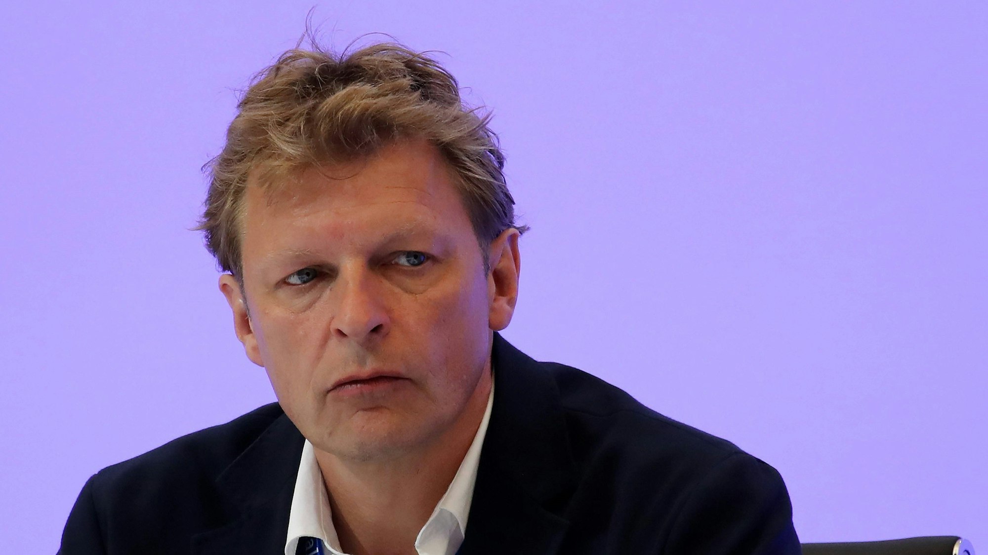 Youri Mulder bei der Mitgliederversammlung von Schalke 04 auf der Bühne.