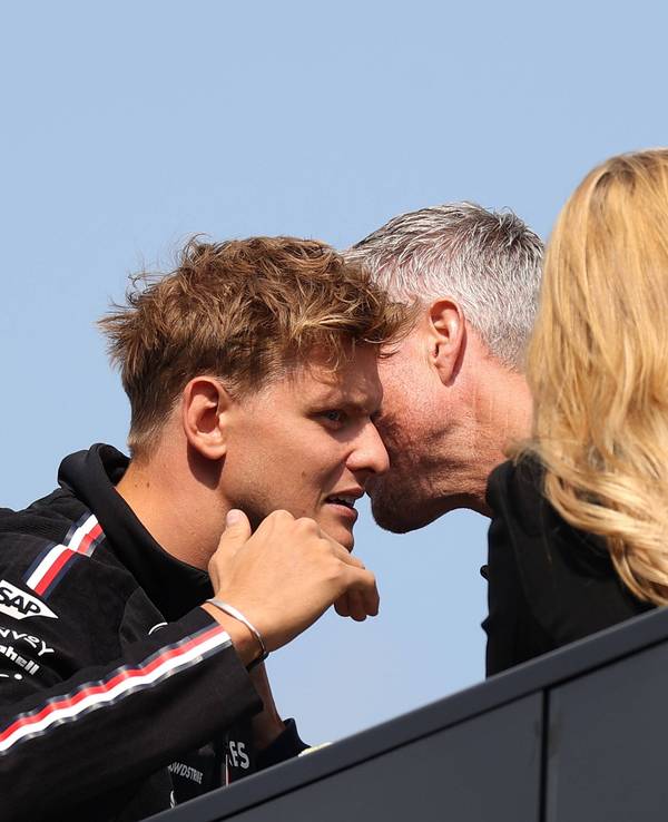 Mick (l.) und Ralf Schumacher am Rande des Grand Prix der Niederlande der Formel 1 im Gespräch.