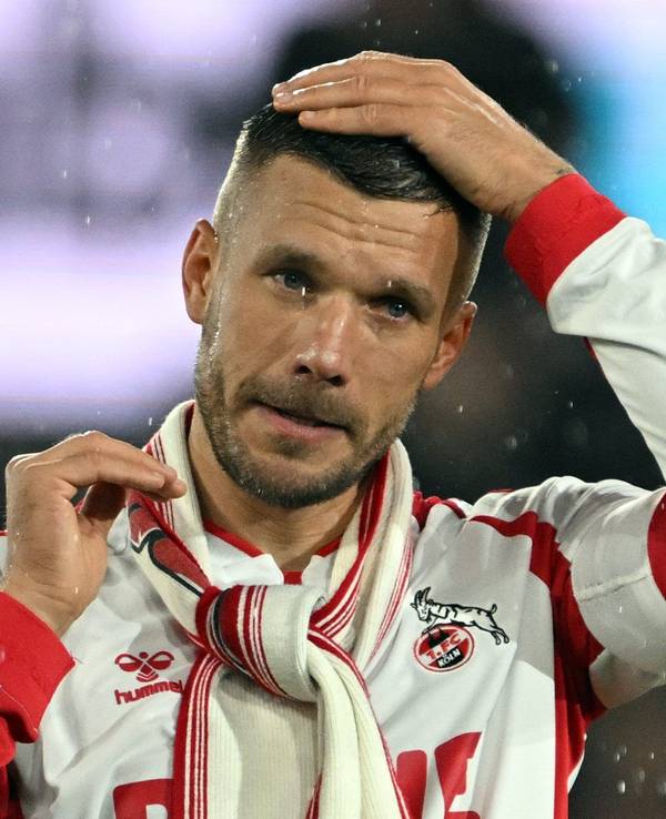 Lukas Podolski feiert mit den Fans in Köln.