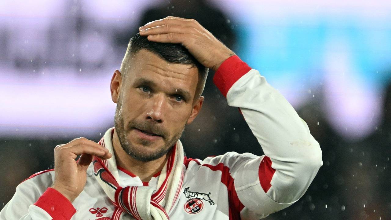 Lukas Podolski feiert mit den Fans in Köln.