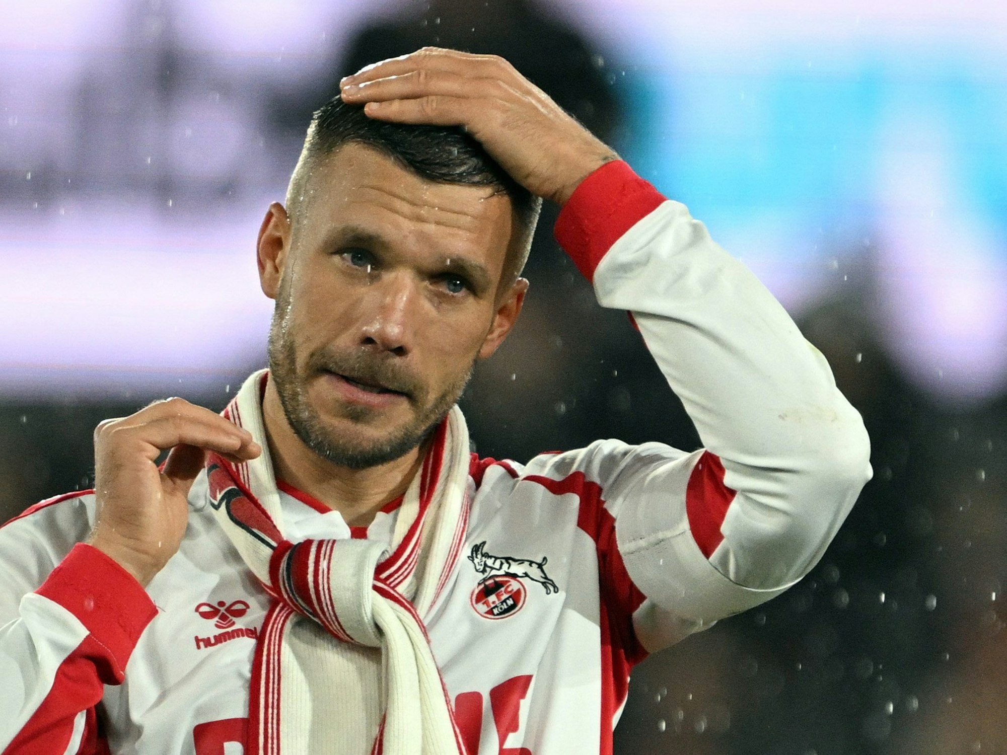 Lukas Podolski feiert mit den Fans in Köln.