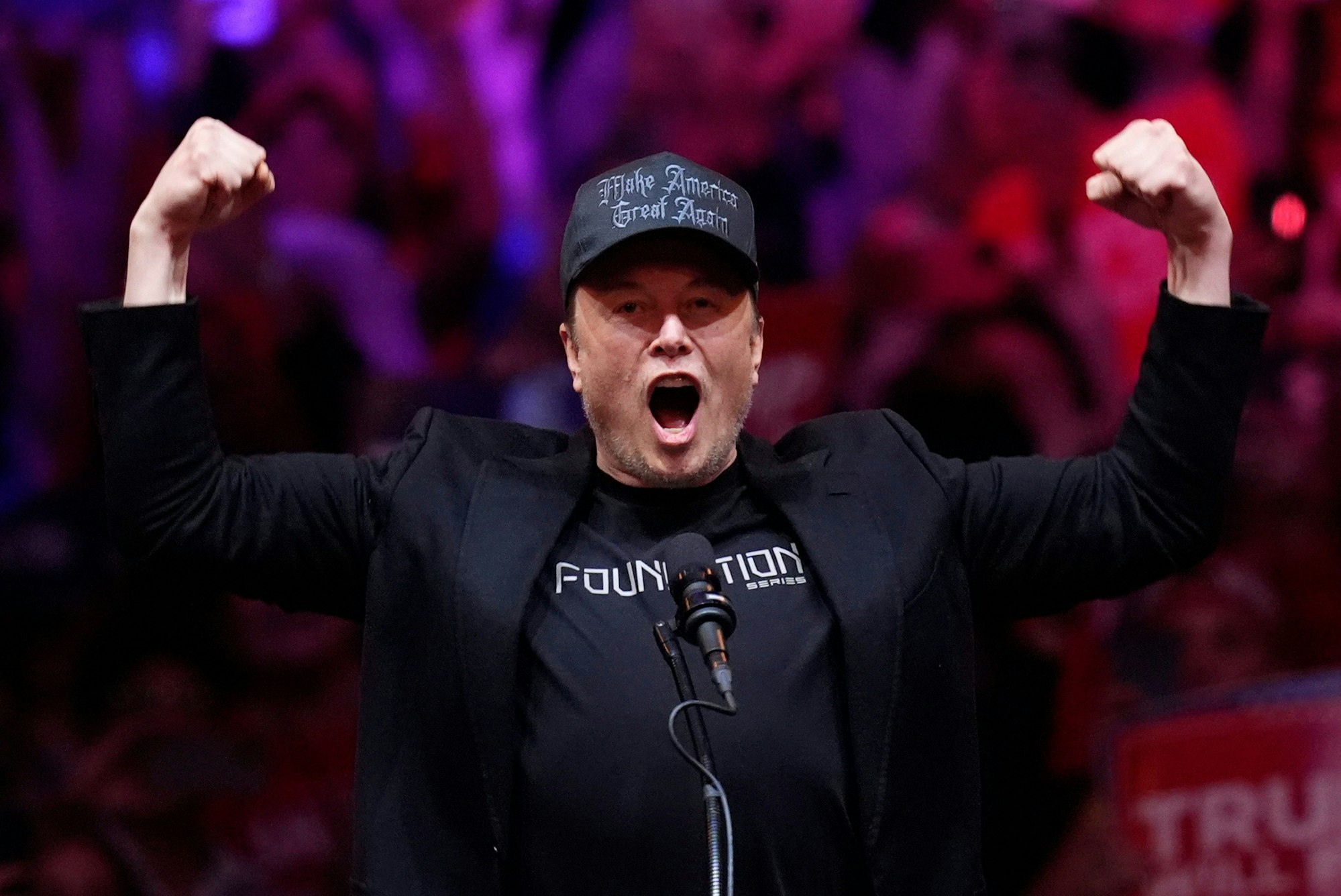 Elon Musk spricht vor dem republikanischen US-Präsidentschaftskandidaten und ehemaligen US-Präsidenten Trump bei einer Wahlkampfveranstaltung im Madison Square Garden in New York.