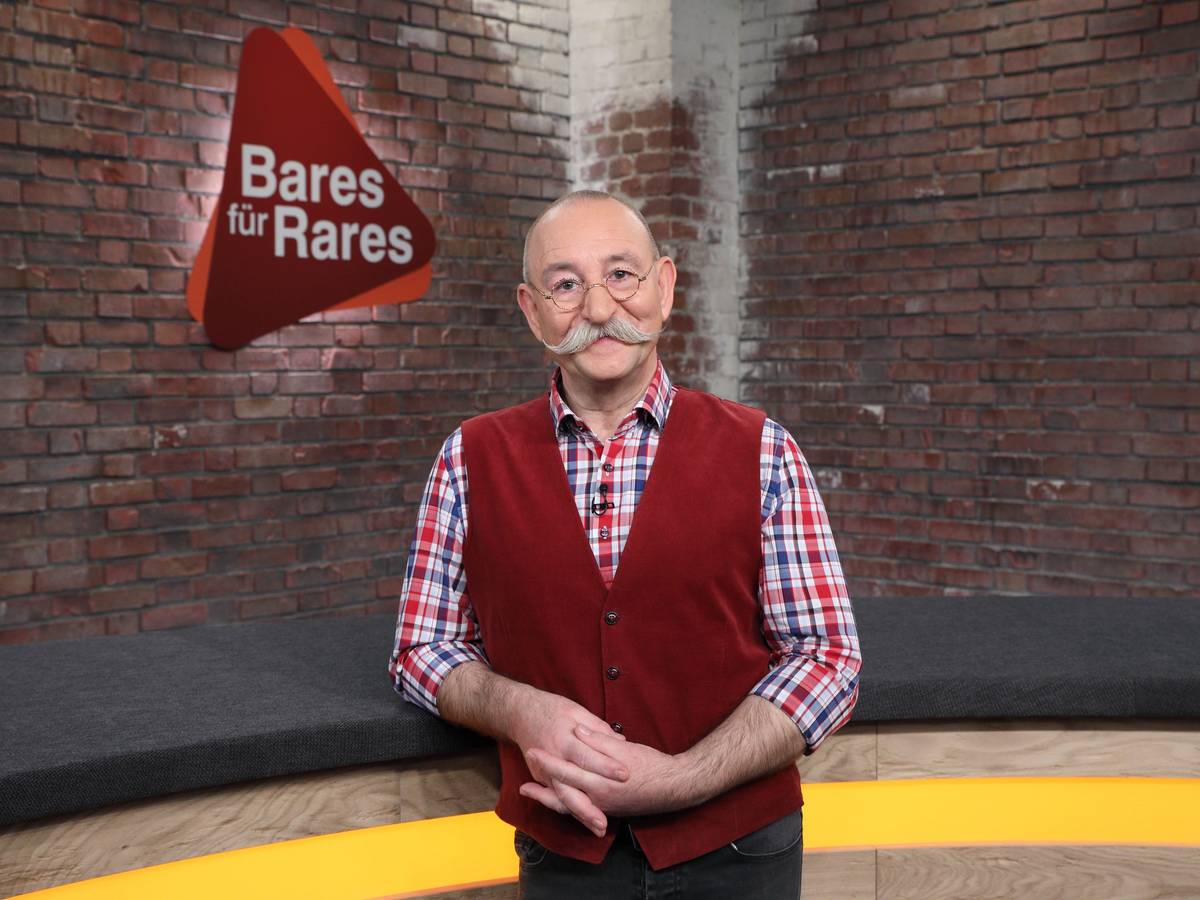 Moderator Horst Lichter steht vor dem Logo der ZDF-Trödelshow «Bares für Rares».
