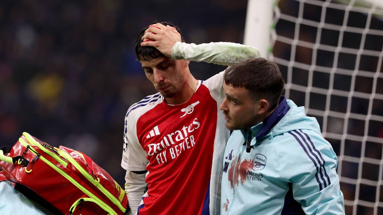 Kai Havertz wird am Mittwochabend (6. November 2024) von einem Arsenal-Betreuer nach dem schmerzhaften Zusammenprall vom Feld geführt.