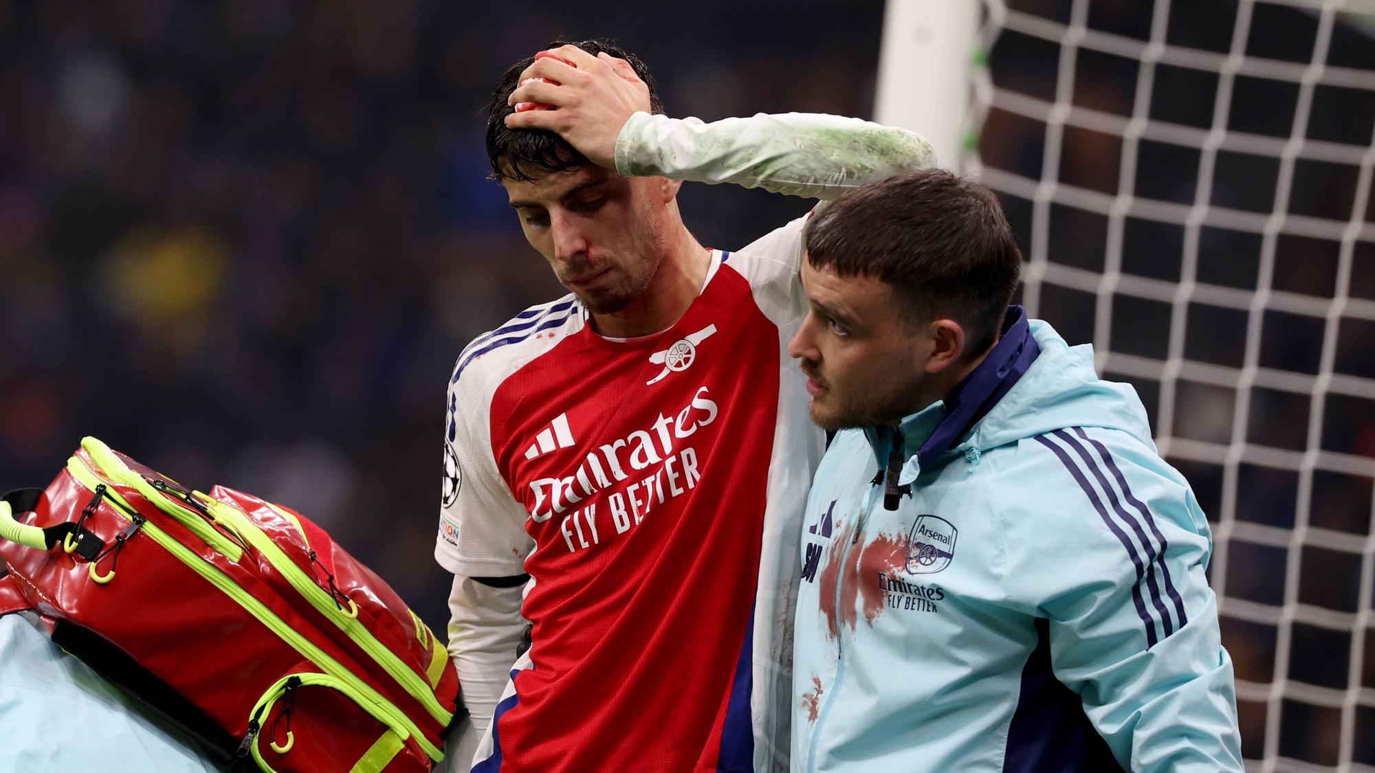 Kai Havertz wird am Mittwochabend (6. November 2024) von einem Arsenal-Betreuer nach dem schmerzhaften Zusammenprall vom Feld geführt.