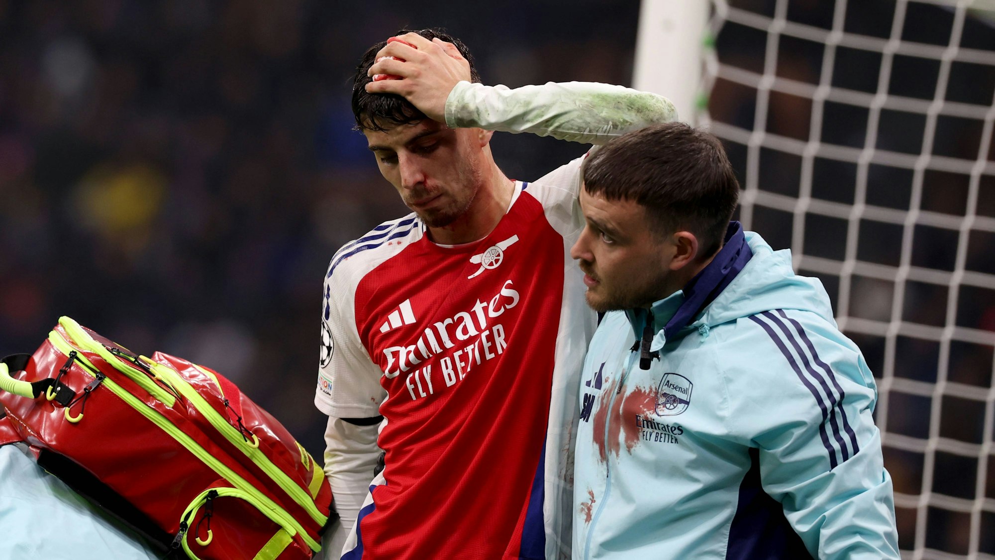 Kai Havertz wird am Mittwochabend (6. November 2024) von einem Arsenal-Betreuer nach dem schmerzhaften Zusammenprall vom Feld geführt.
