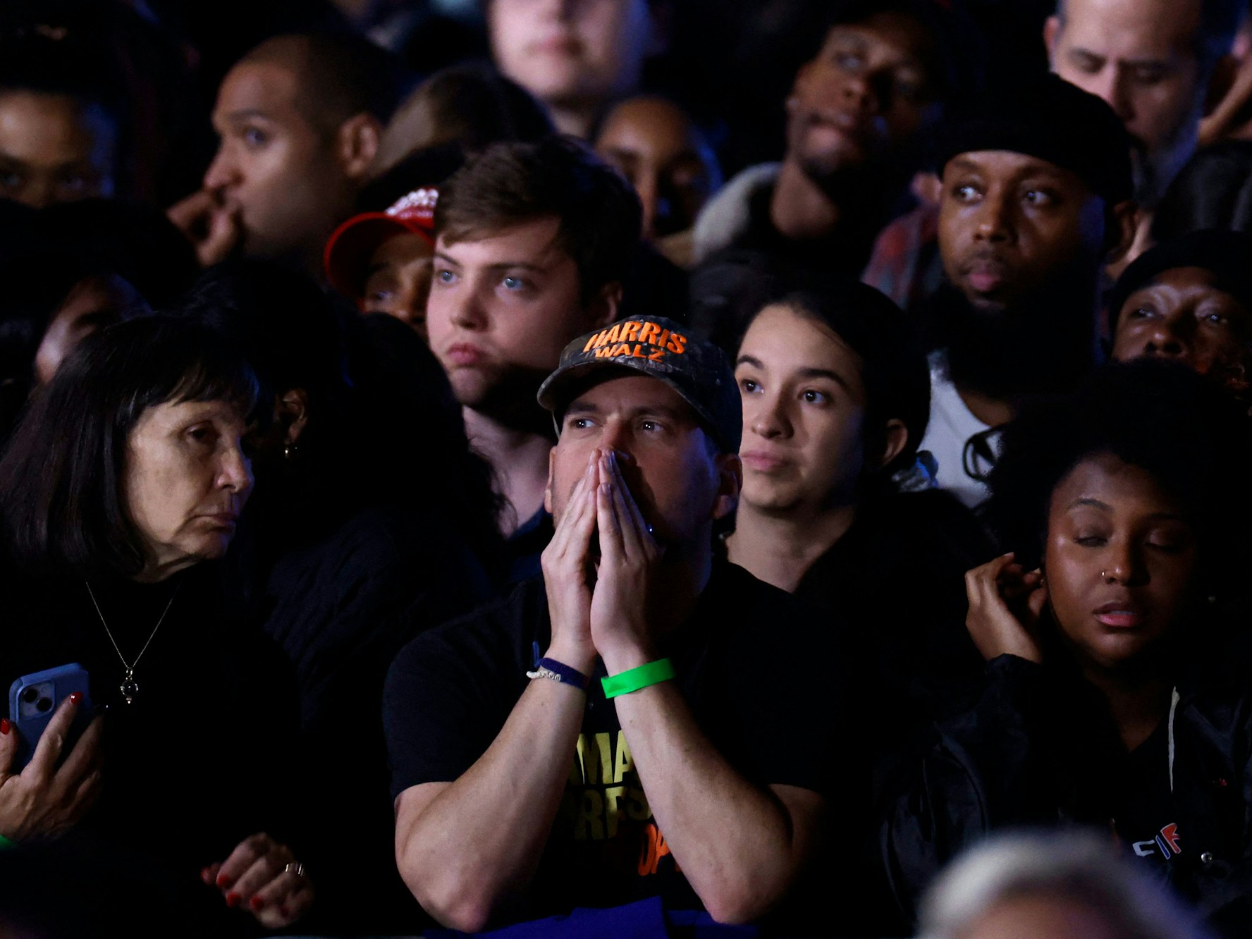 Auf der Wahlparty für die demokratische Präsidentschaftskandidatin und US-Vizepräsidentin Kamala Harris an der Howard University am 05. November 2024 in Washington verfolgen die Unterstützer gespannt die Wahlergebnisse.