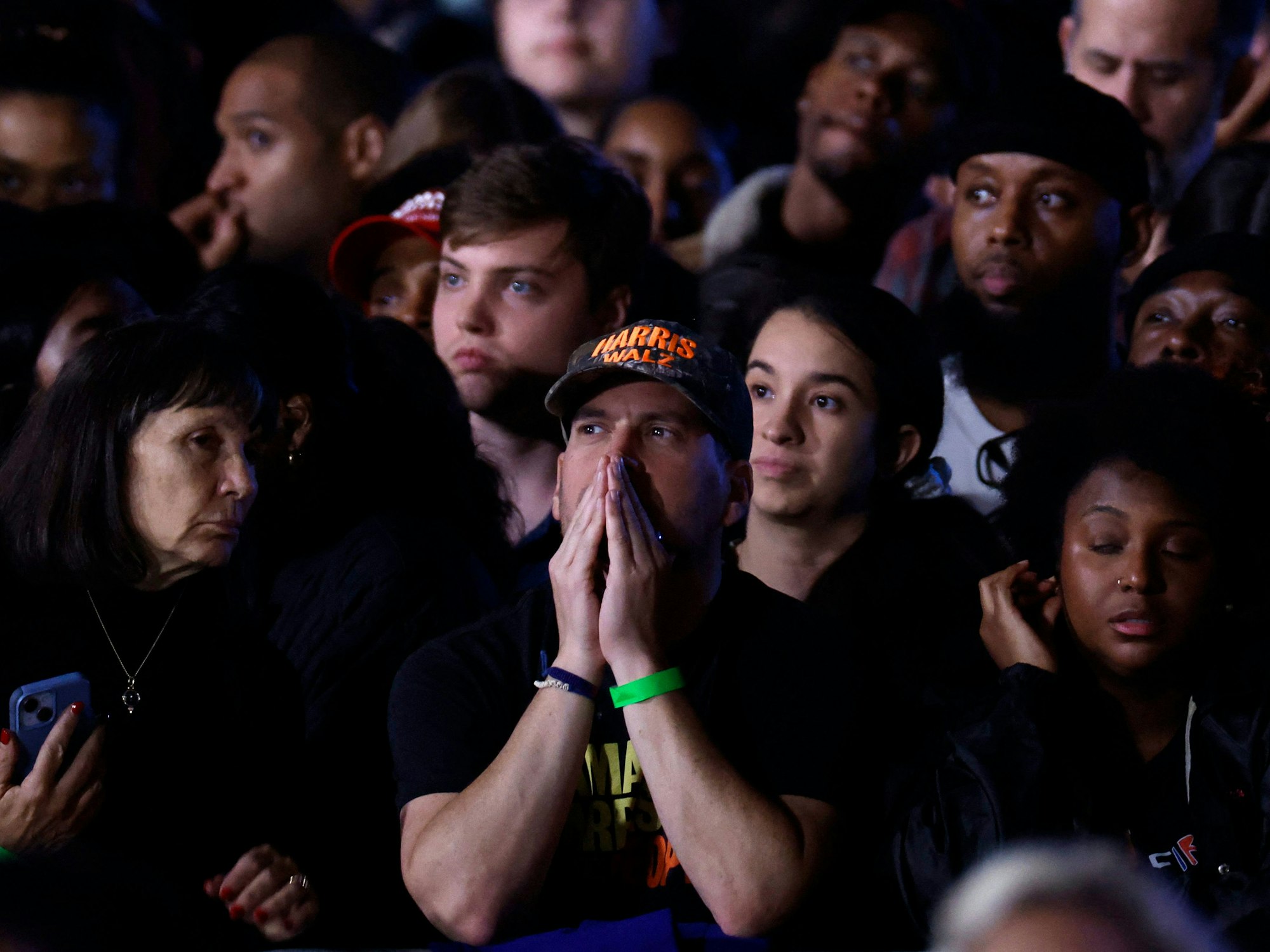 Auf der Wahlparty für die demokratische Präsidentschaftskandidatin und US-Vizepräsidentin Kamala Harris an der Howard University am 05. November 2024 in Washington verfolgen die Unterstützer gespannt die Wahlergebnisse.