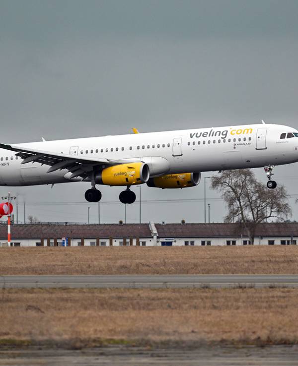 Ein Airbus A321-231 der Fluggesellschaft Vueling landet auf dem Flughafen Berlin Brandenburg (BER).