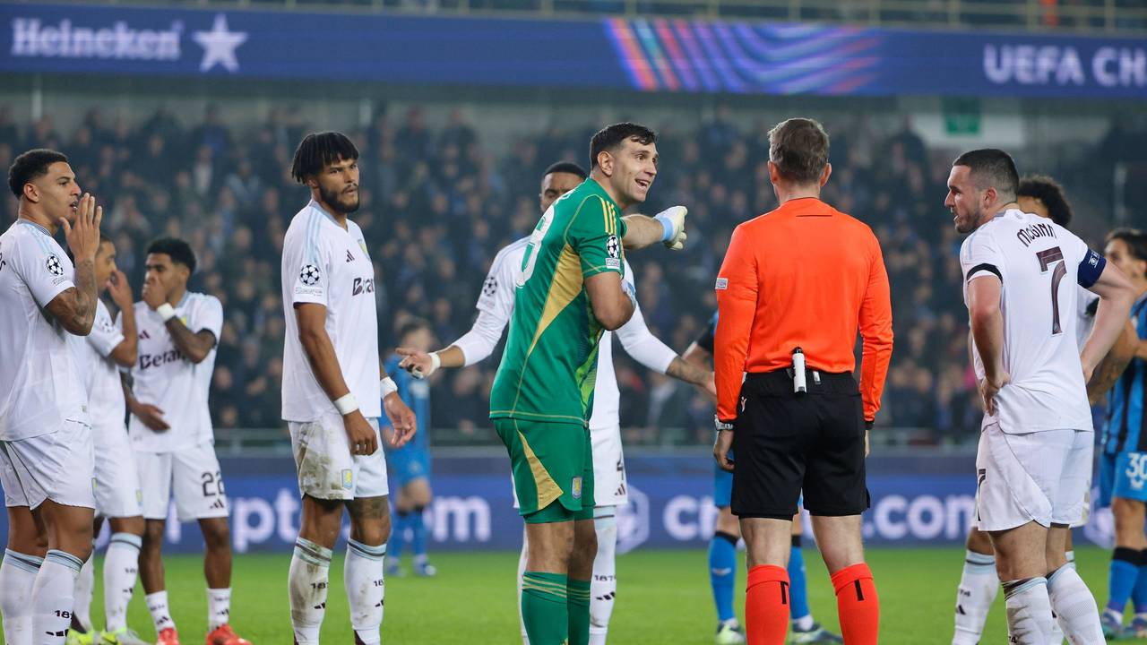 Schiedsrichter Tobias Stieler muss seinen Elfmeter-Pfiff gegen Aston Villa begründen.