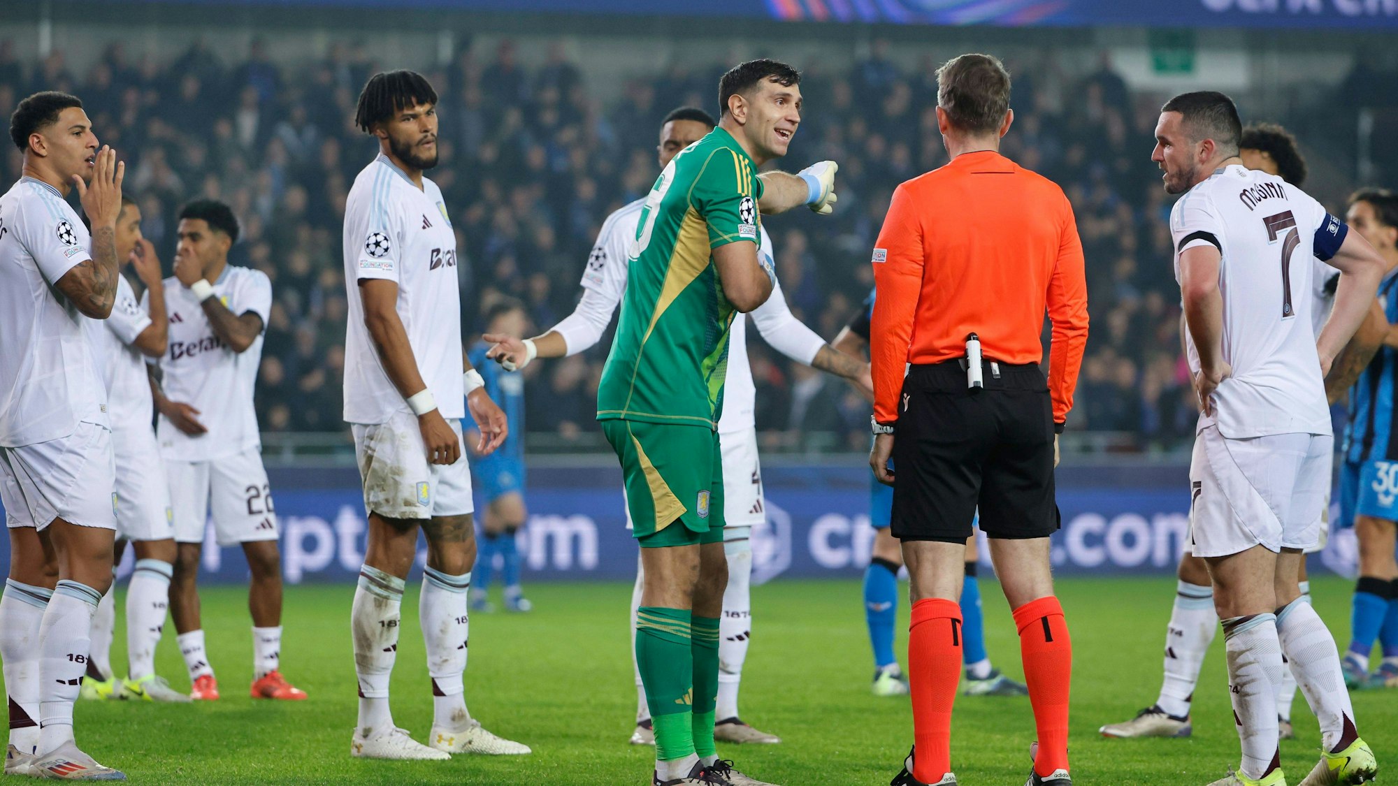 Schiedsrichter Tobias Stieler muss seinen Elfmeter-Pfiff gegen Aston Villa begründen.