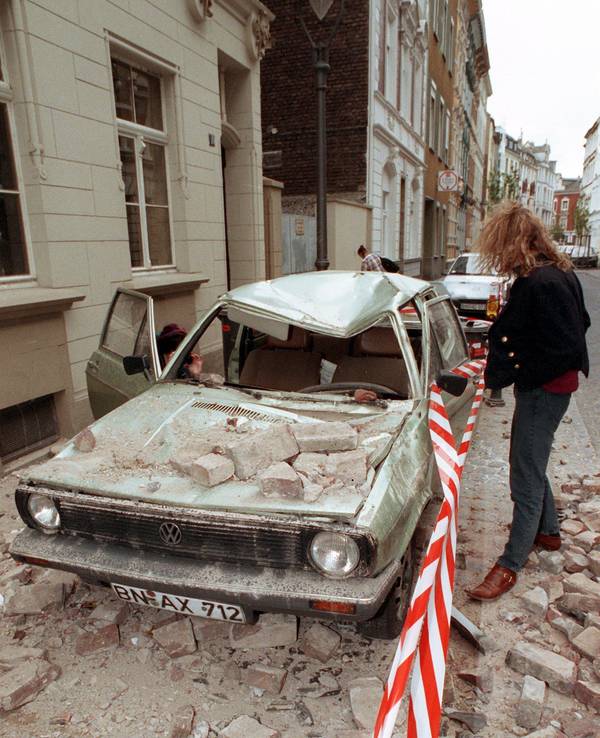 Das Archivbild vom 13. April 1992 zeigt ein zerstörtes Auto in Bonn. Auch Köln war von dem Erdbeben betroffen.