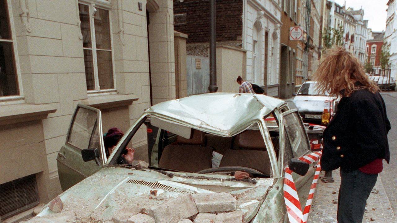 Das Archivbild vom 13. April 1992 zeigt ein zerstörtes Auto in Bonn. Auch Köln war von dem Erdbeben betroffen.