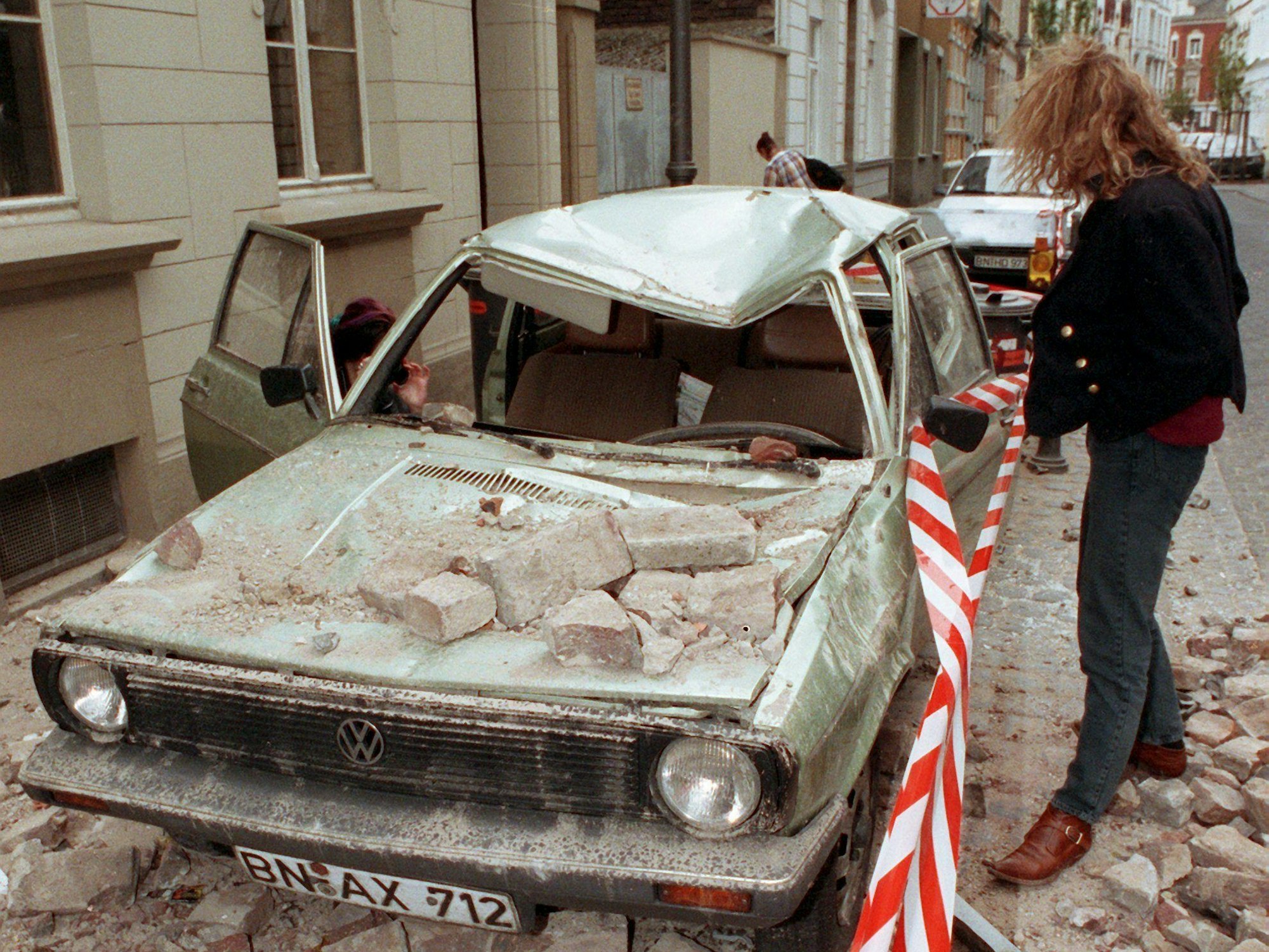 Das Archivbild vom 13. April 1992 zeigt ein zerstörtes Auto in Bonn. Auch Köln war von dem Erdbeben betroffen.