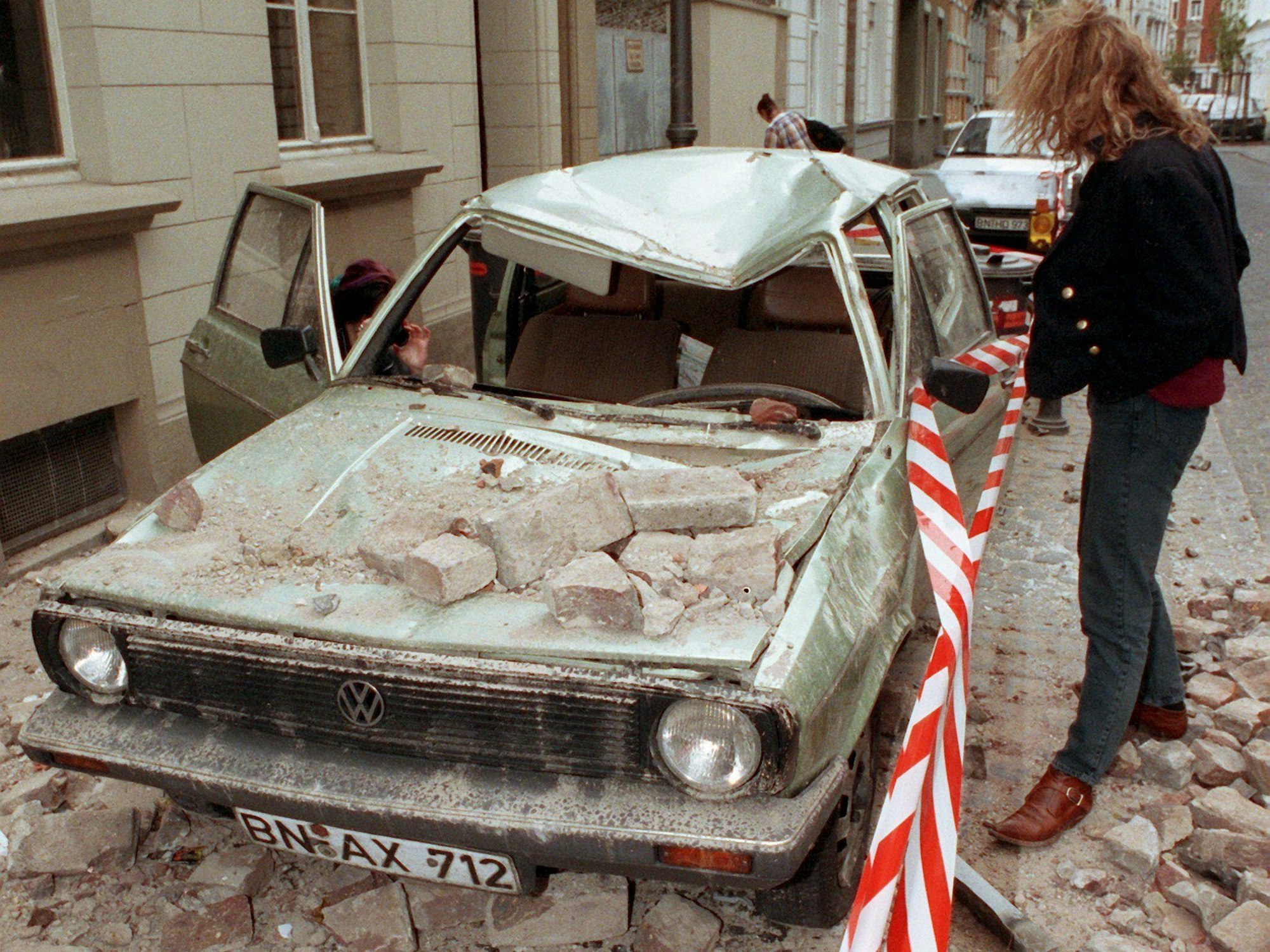 Das Archivbild vom 13. April 1992 zeigt ein zerstörtes Auto in Bonn. Auch Köln war von dem Erdbeben betroffen.