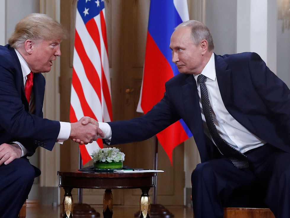 Donald Trump (links) und Wladimir Putin schütteln sich die Hände