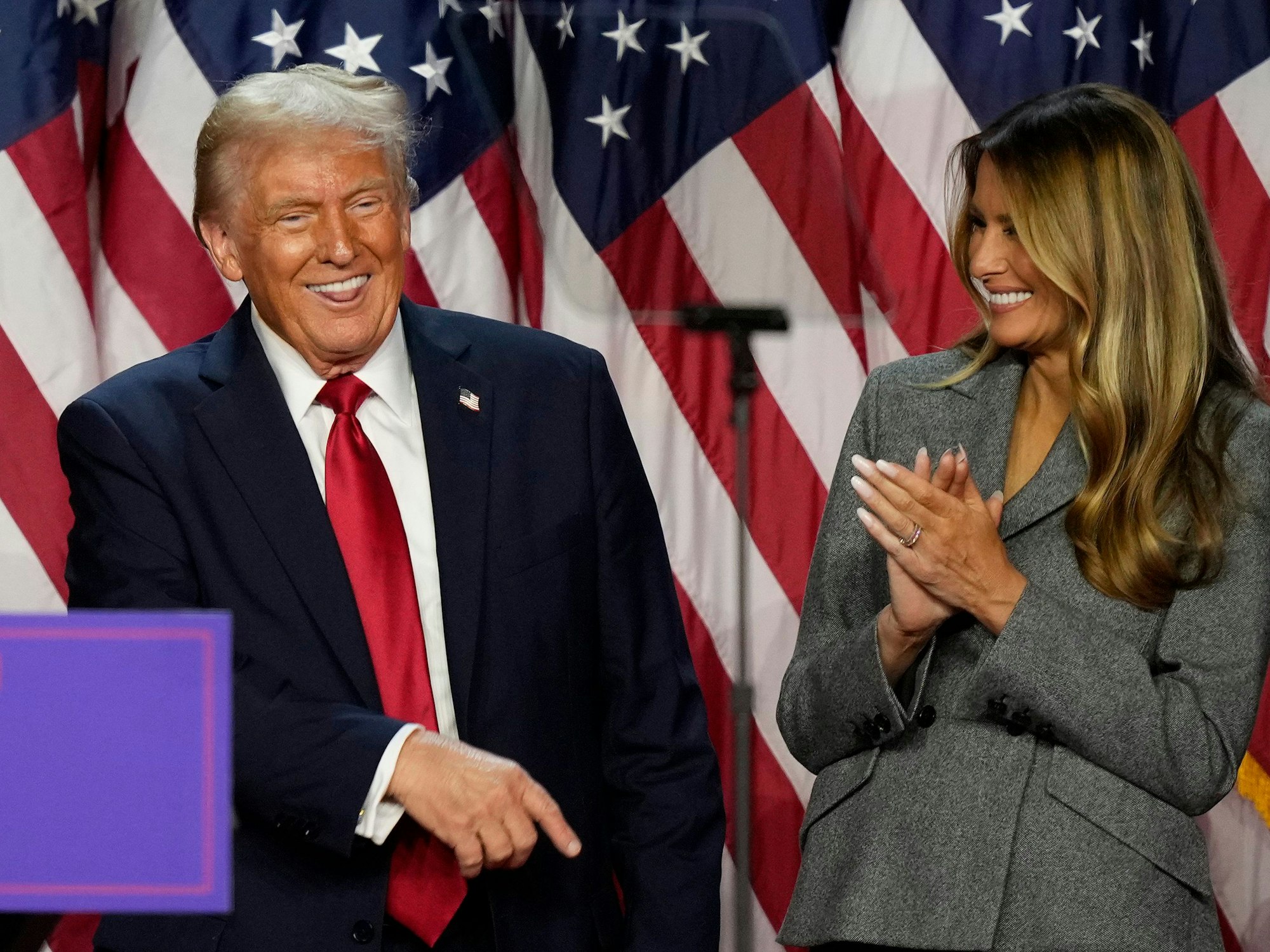 Donald Trump (hier neben seiner Frau Melania Trump) erklärte sich am 6. November bei seiner ersten Rede nach der US-Wahl zum Sieger.