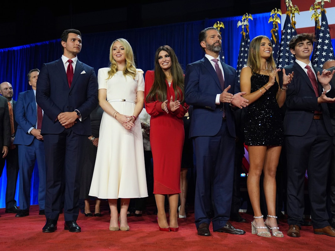 Der Trump-Clan steht neben Donald Trump mit auf der Bühne (von links): Michael Boulos und seine Frau Tiffany Trump, Kimberly Guilfoyle, Donald Trump Jr., Kai Madison Trump und Donald Trump III.