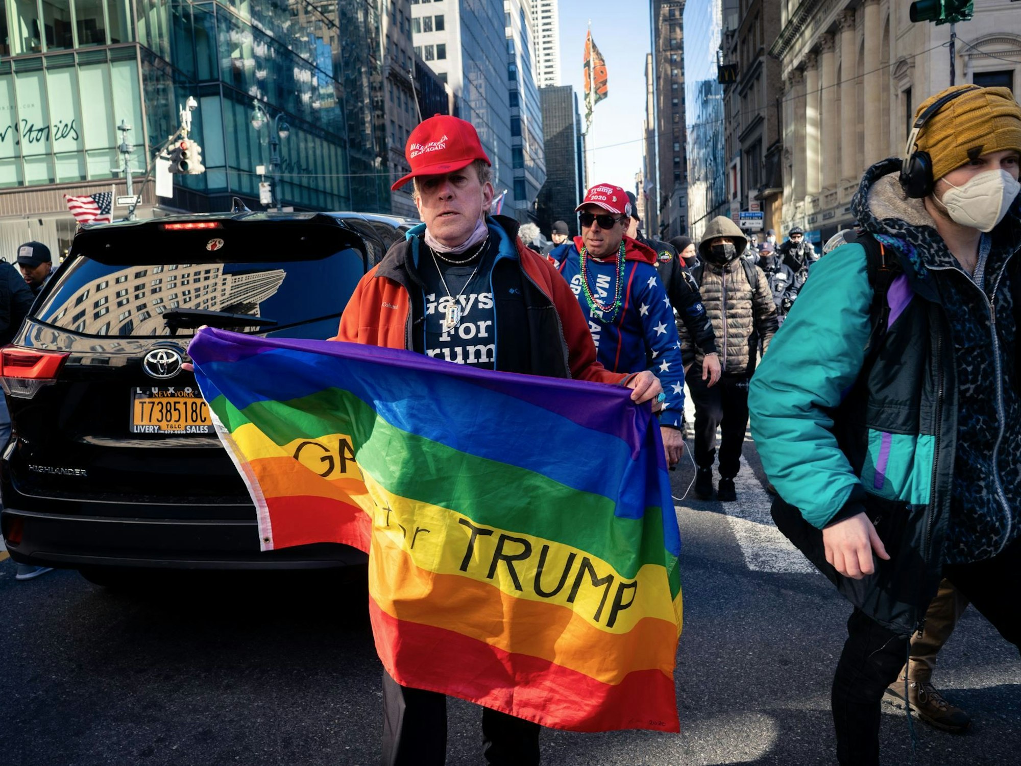 Trump-Anhänger und -Anhängerinnen marschieren 2021 in New York City und fordern die Wiederwahl des Republikaners 2024.