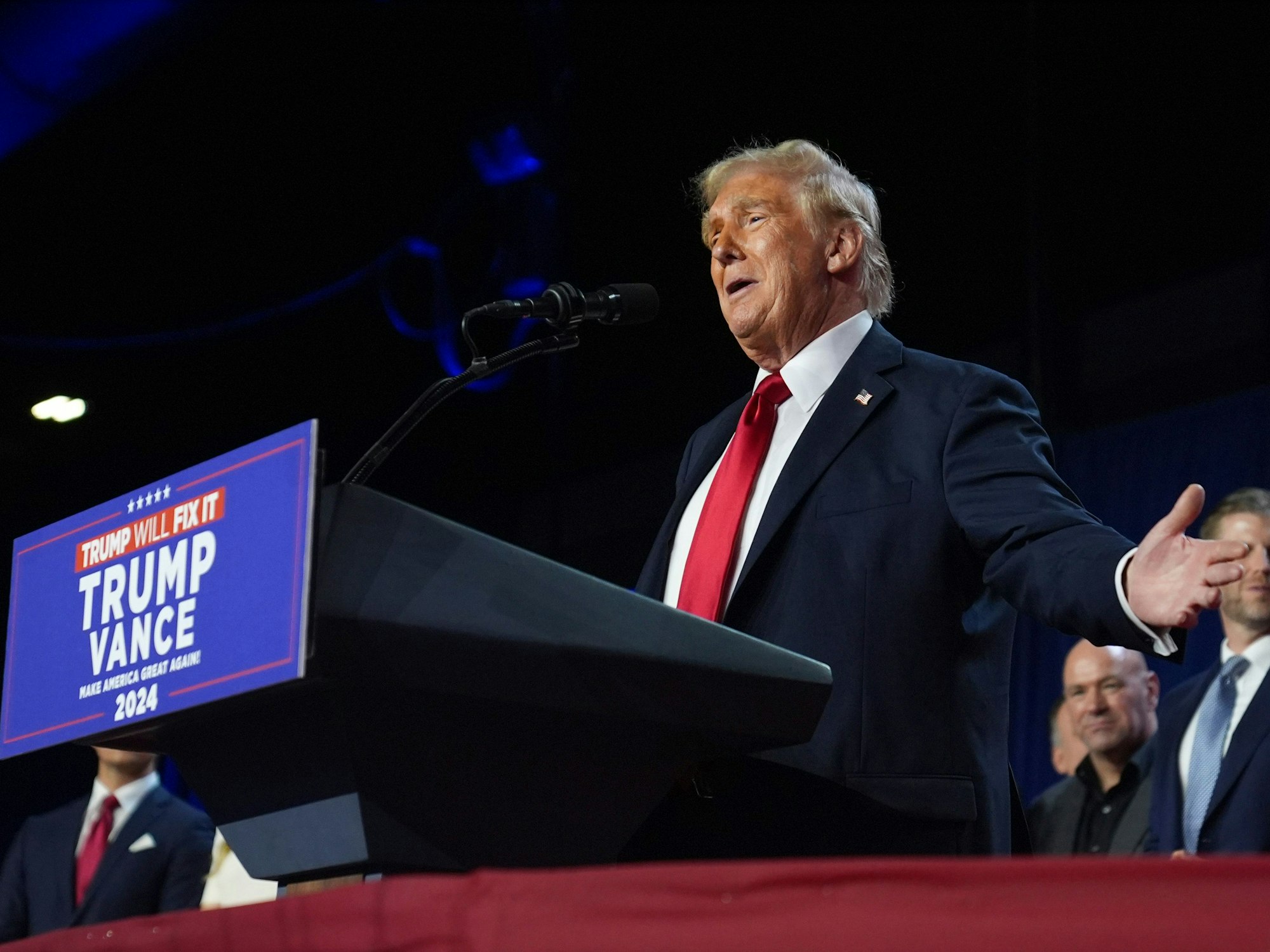 Der republikanische Präsidentschaftskandidat und ehemalige Präsident Donald Trump spricht am Mittwoch, 6. November 2024, auf einer Wahlparty in West Palm Beach, Florida.