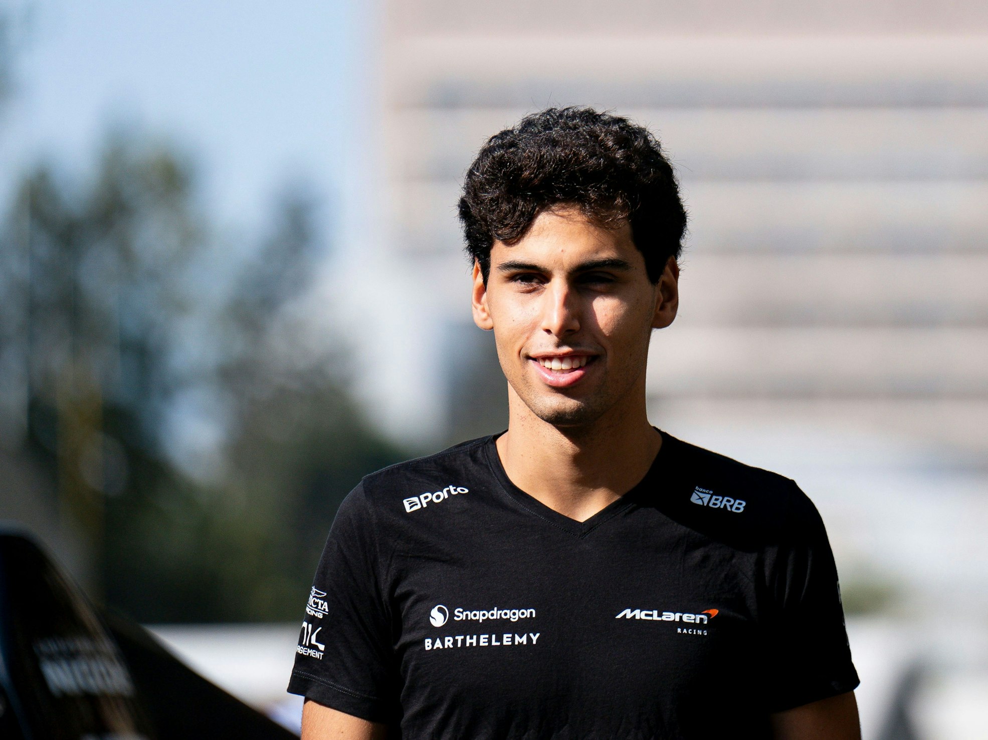 Der brasilianische Formel-2-Pilot Gabriel Bortoleto (Invicta Racing) steht bei den Vorbereitungen für die FIA Formel-2-Meisterschaft 2024 auf dem Baku City Circuit.