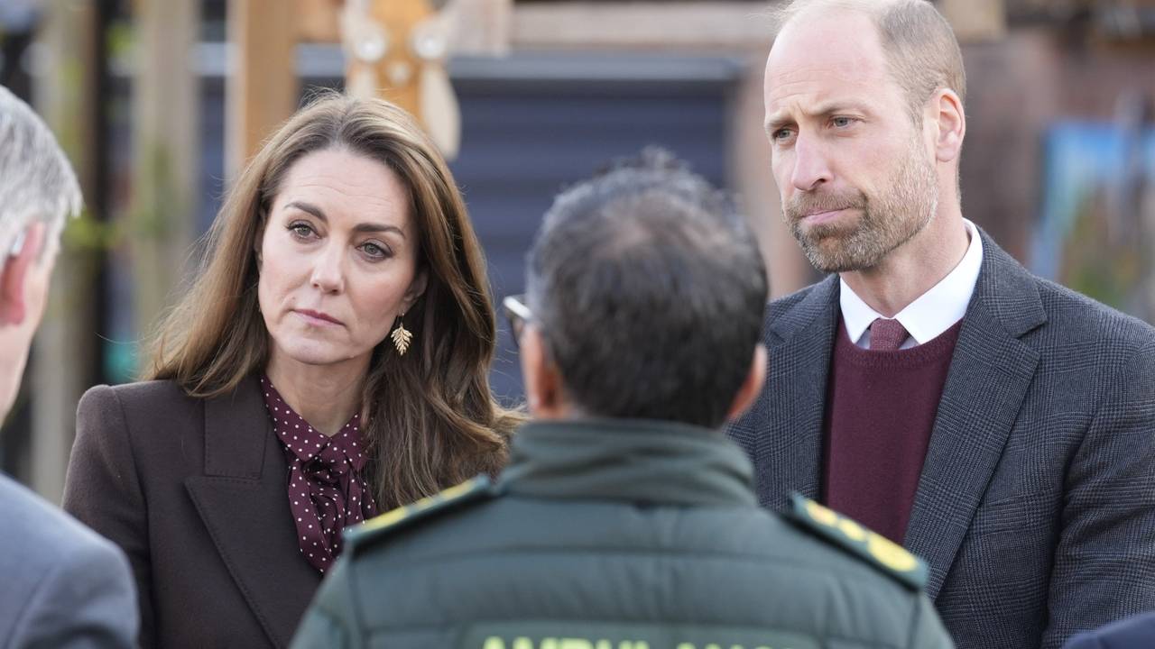 Prinzessin Kate und ihr Mann, Prinz William, sprechen mit Mitgliedern des Rettungsdienstes im Oktober 2024.