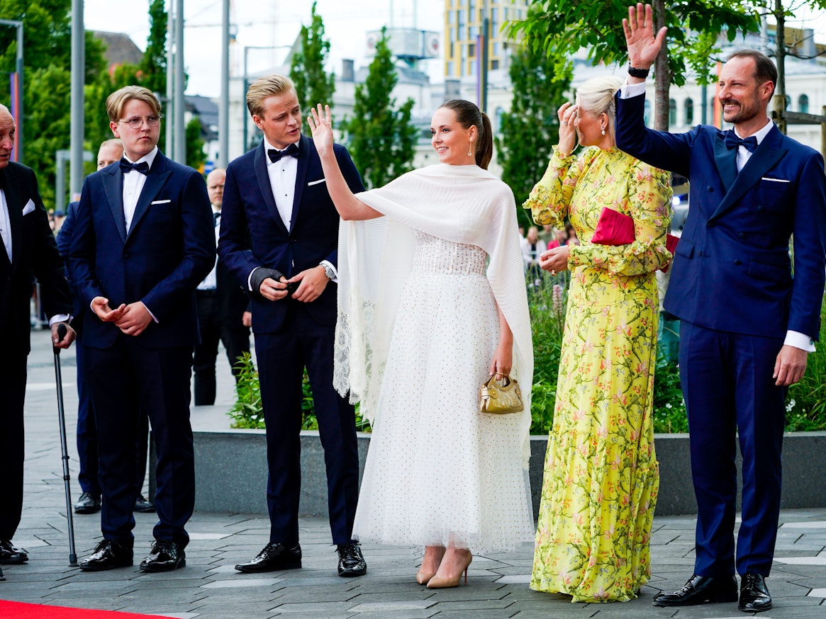 Eine glückliche Patchwork-Familie: Prinz Sverre Magnus, Marius Borg Hoeby, Prinzessin Ingrid Alexandra, Kronprinzessin Mette-Marit und Kronprinz Haakon kommen zu einer Gala-Veranstaltung der norwegischen Regierung. Nun sorgt Mette-Marits Sohn Marius für Aufregung.