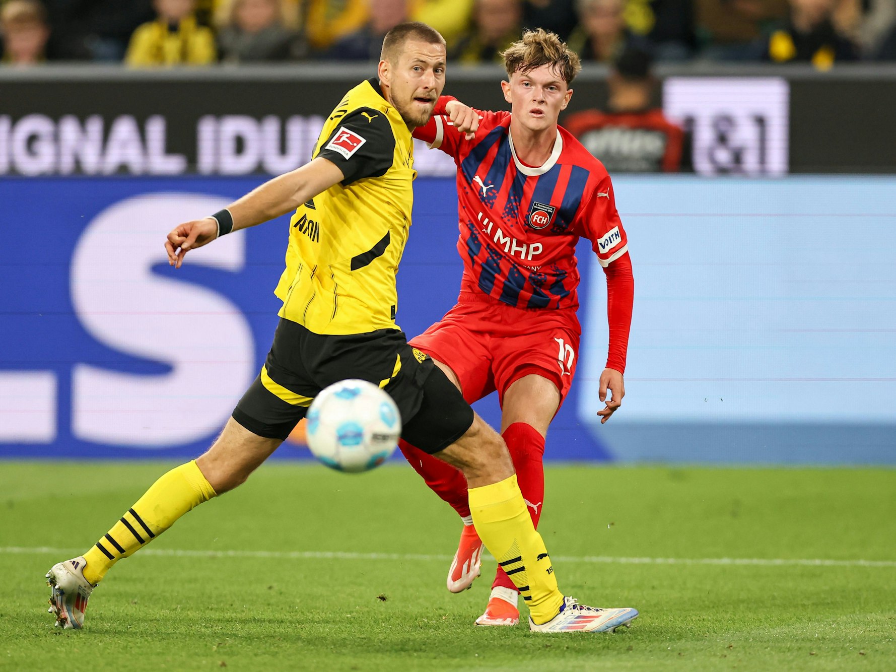 Heidenheims Paul Wanner im Spiel gegen Borussia Dortmund (13. September 2024) im Zweikampf mit Abwehrspieler Waldemar Anton.