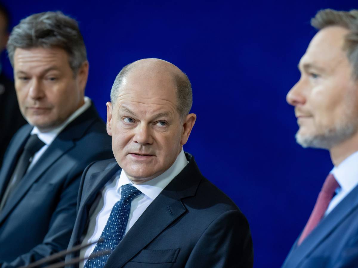 Robert Habeck (l-r, Bündnis 90/Die Grünen), Bundesminister für Wirtschaft und Klimaschutz, Bundeskanzler Olaf Scholz (SPD) und Christian Lindner (FDP)