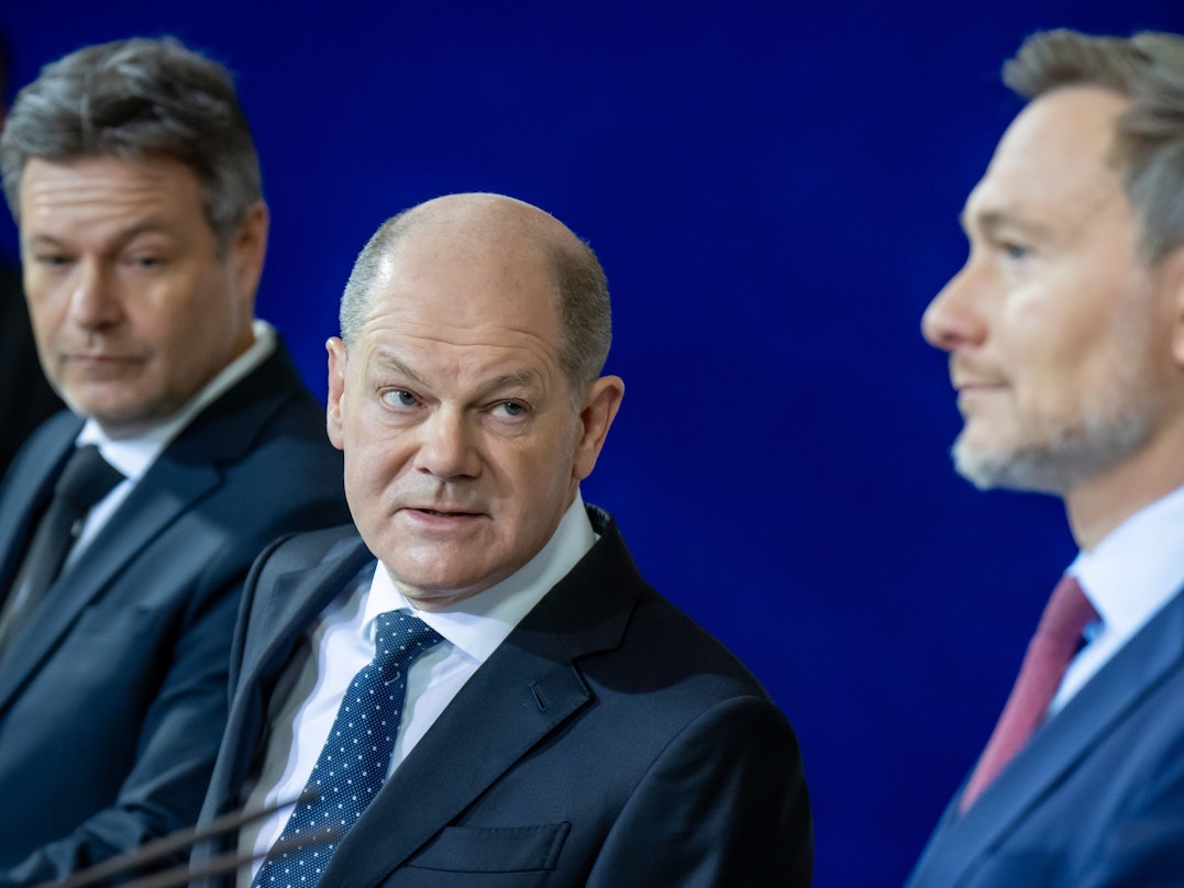 Robert Habeck (l-r, Bündnis 90/Die Grünen), Bundesminister für Wirtschaft und Klimaschutz, Bundeskanzler Olaf Scholz (SPD) und Christian Lindner (FDP)