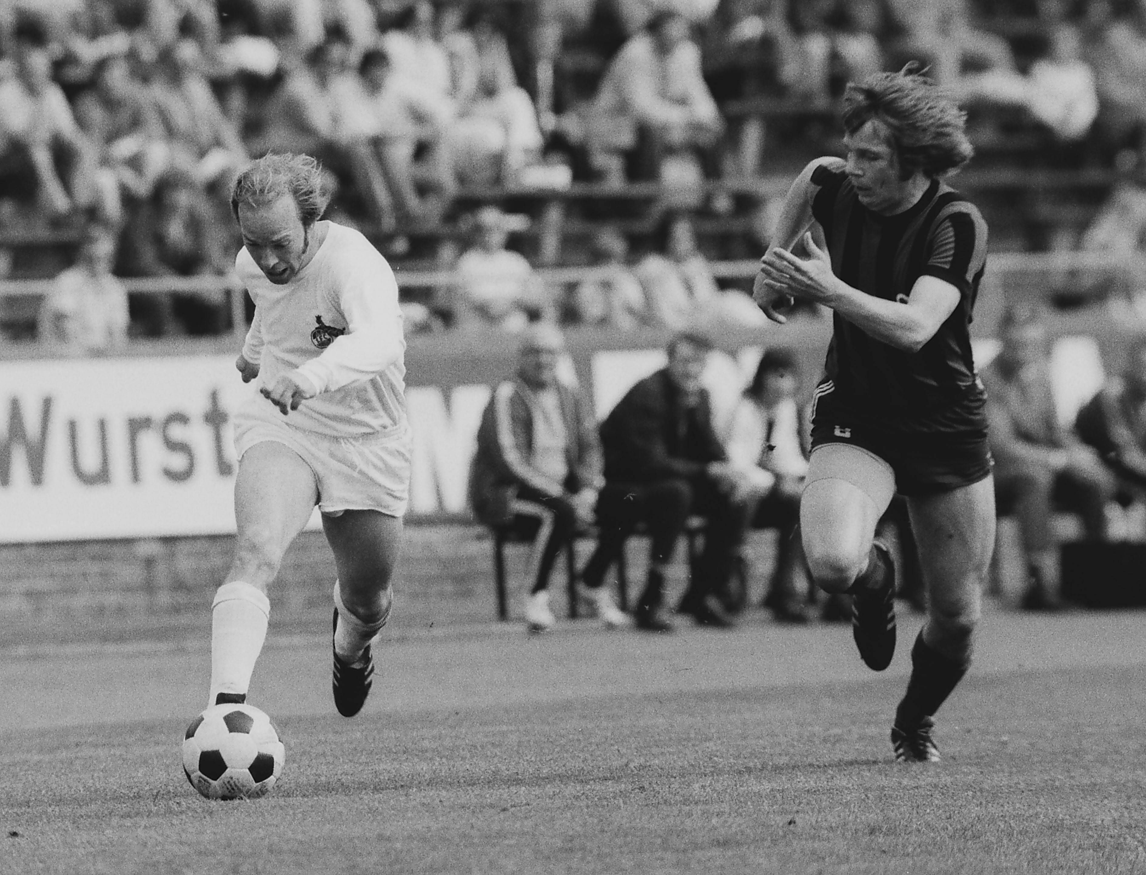 Bernd Rupp (Köln, li.) gegen Peter Anders (Hannover); quer Zweikampf