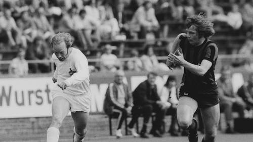 Bernd Rupp (Köln, li.) gegen Peter Anders (Hannover); quer Zweikampf
