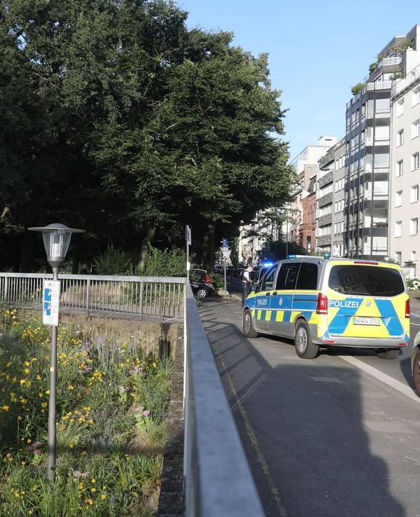 Mehrere Streifenwagen der Kölner Polizei stehen bei einer Kontrolle am Ebertplatz.